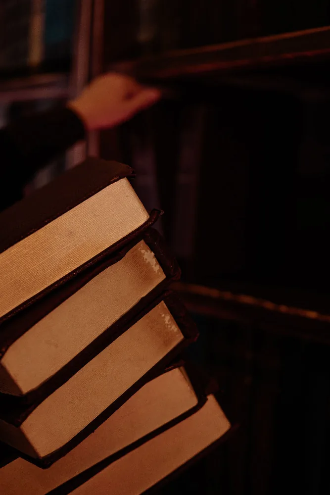 Libros en biblioteca, imagen ilustrativa de historia y conocimiento