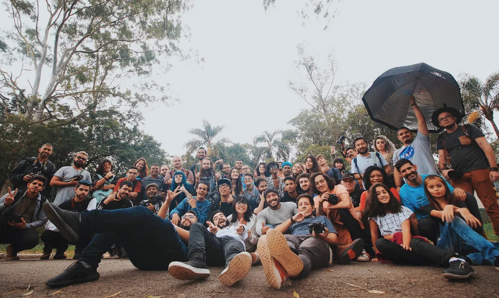 Personas reunidas al aire libre, imagen ilustrativa de encuentro y comunidad