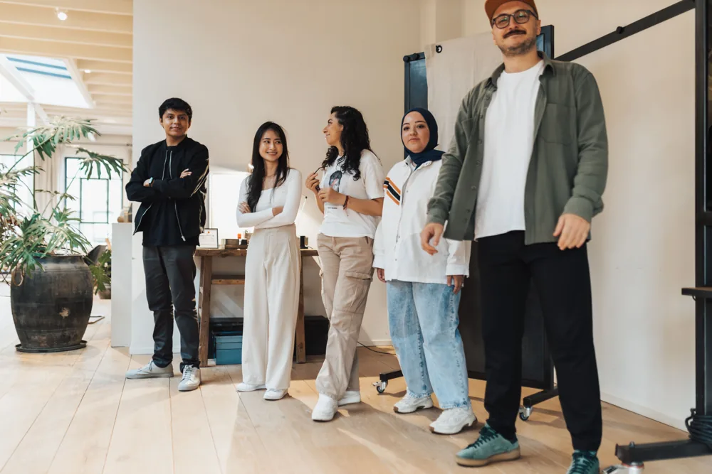 Personas trabajando en equipo, fotografía ilustrativa de colaboración institucional